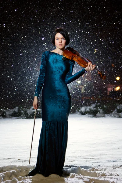 Menina com violino na neve — Fotografia de Stock