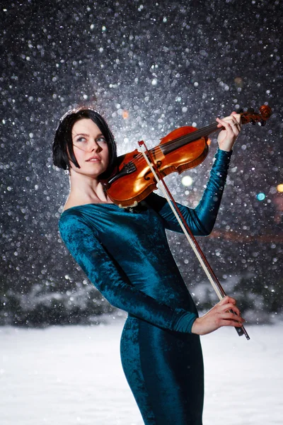 Chica con violín en la nieve — Foto de Stock