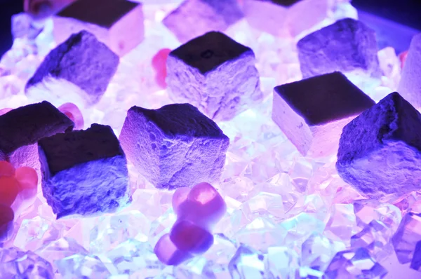 Светящиеся фиолетовые кристаллы — стоковое фото