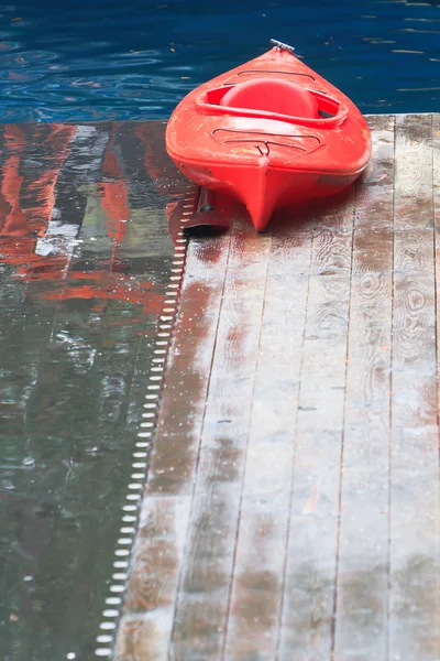Kırmızı kayık — Stok fotoğraf