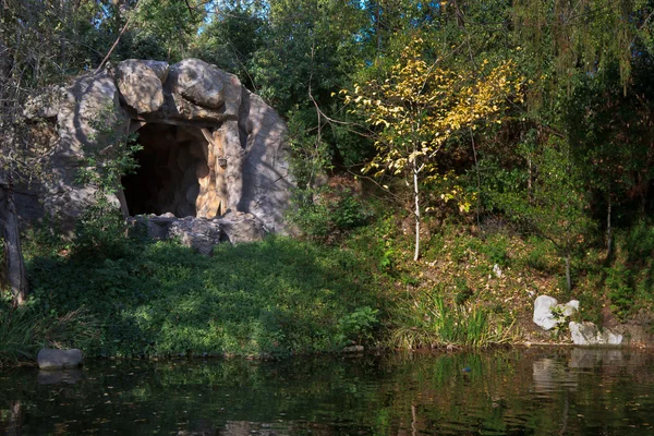 Grotta i skogen — Stockfoto
