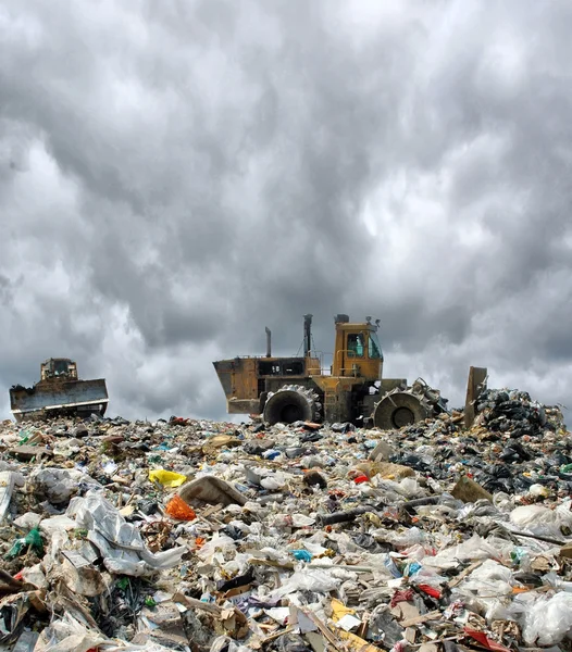 Bulldozer su una discarica di rifiuti — Foto Stock