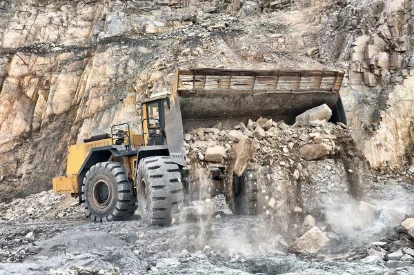 Tekerlekli yükleyici makine boşaltma kayalar — Stok fotoğraf