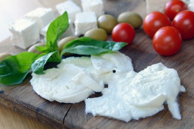 Mozzarella peyniri, beyaz peynir, domates ve fesleğen