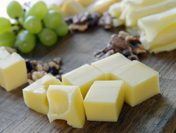 Käse auf ein Holzbrett setzen — Stockfoto