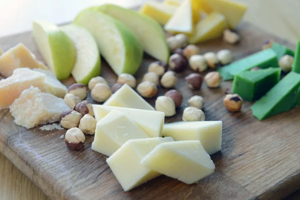 Cheese Comte con nueces y manzanas —  Fotos de Stock
