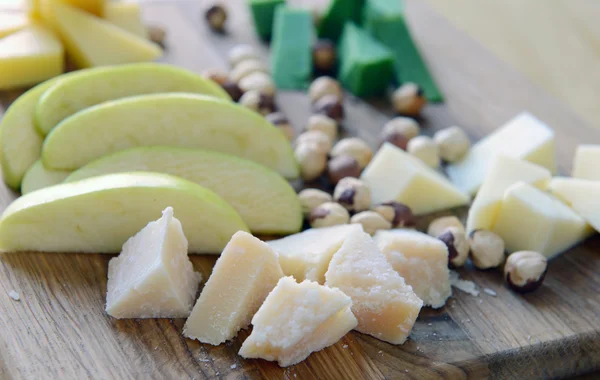 Сыр пармиджано с орехами и яблоками — стоковое фото