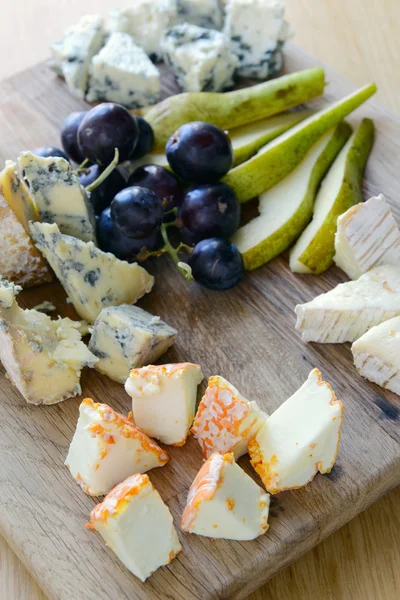 Conjunto de queijo com molde em uma tábua de madeira — Fotografia de Stock
