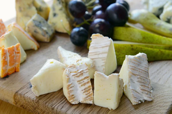Комплект сыра с плесенью на деревянной доске — стоковое фото