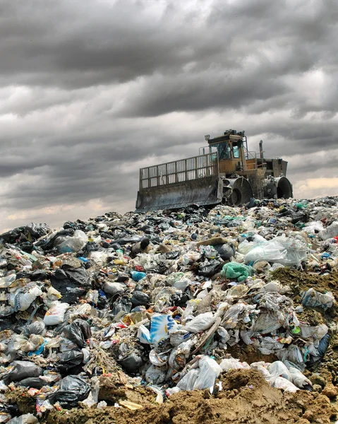 ゴミ捨て場にブルドーザー — ストック写真