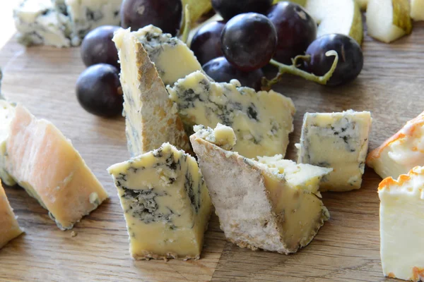 Set van kaas met schimmel op een houten bord — Stockfoto