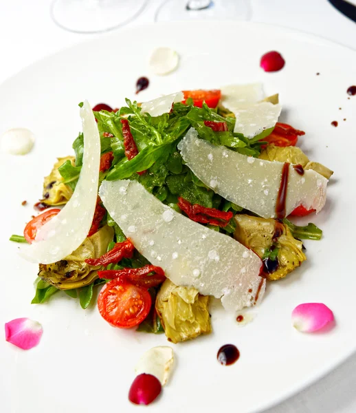 Salada com tomate cereja, rúcula, alcachofras torradas e sol - — Fotografia de Stock