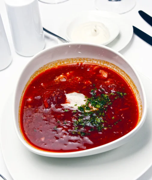 Borsch ucraino con panna acida (zuppa di barbabietole ) — Foto Stock