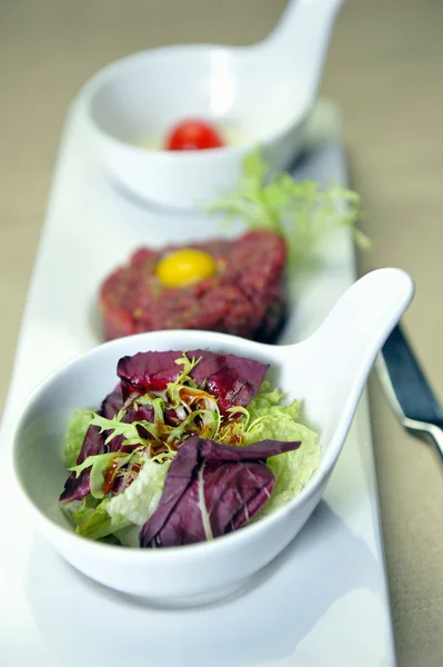 Fleischtartar mit Salat — Stockfoto