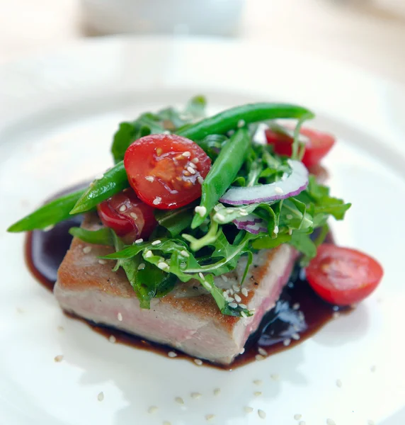 Gegrilde tonijn met groenten en saus — Stockfoto