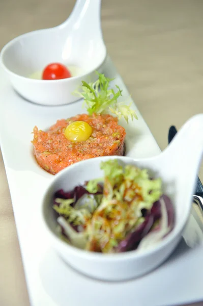 金枪鱼菜与鞑靼番茄和生菜 — 图库照片
