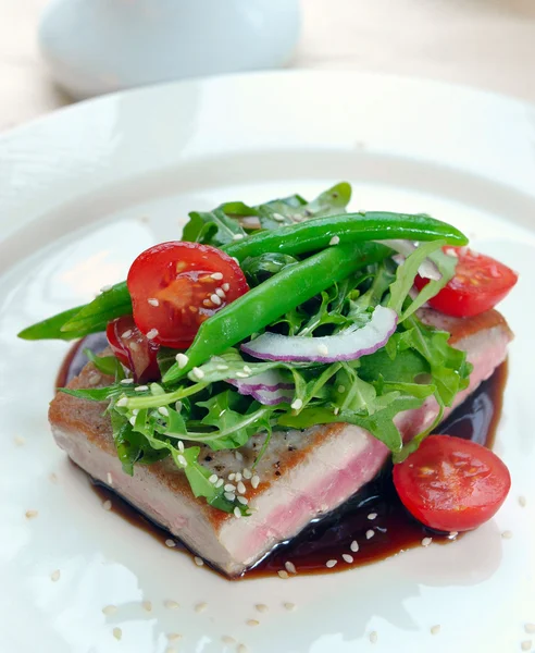 Gegrilde tonijn met groenten en saus — Stockfoto