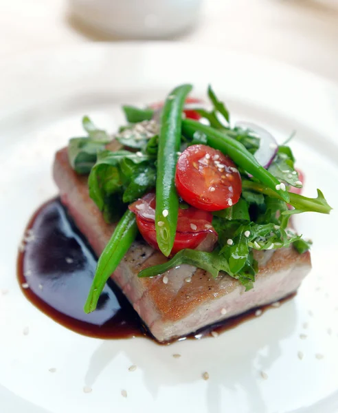 Grillad tonfisk med grönsaker — Stockfoto