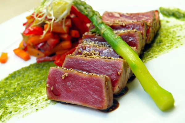 Napůl pečený tuňák s dušenou zeleninou — Stock fotografie