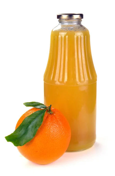 Fruta de laranja e uma garrafa de suco — Fotografia de Stock
