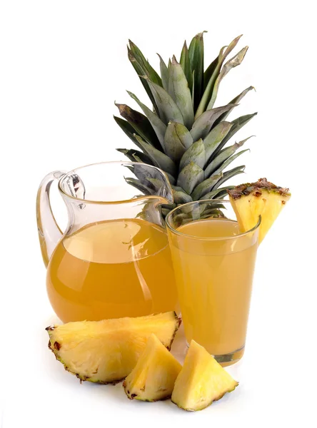 Bicchiere pieno e brocca di succo d'ananas — Foto Stock