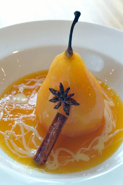 Персиковые груши с корицей и анисом — стоковое фото