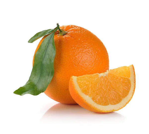 Orange med blad — Stockfoto