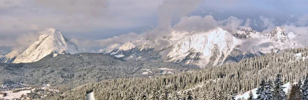 Зимняя панорама гор Альп — стоковое фото