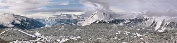 Panorama de inverno das montanhas dos Alpes — Fotografia de Stock