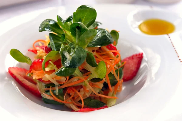 Fruit and vegetable salad — Stock Photo, Image