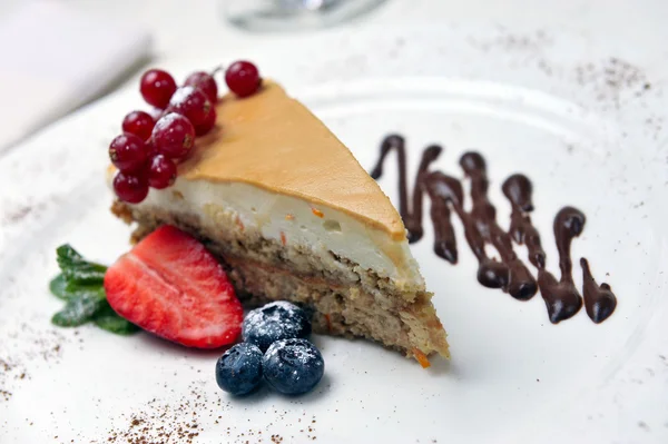 Пирог со свежими ягодами и мятой — стоковое фото