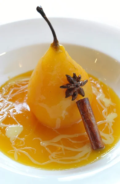Tarçın ve anason ile haşlanmış armut — Stok fotoğraf