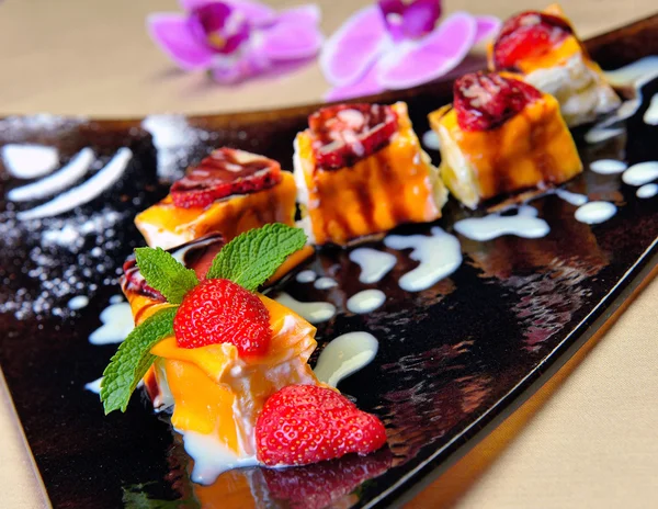 Cheesecake dessert with berries — Stock Photo, Image