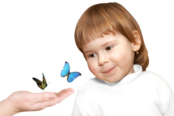 A menina pequena e borboleta — Fotografia de Stock