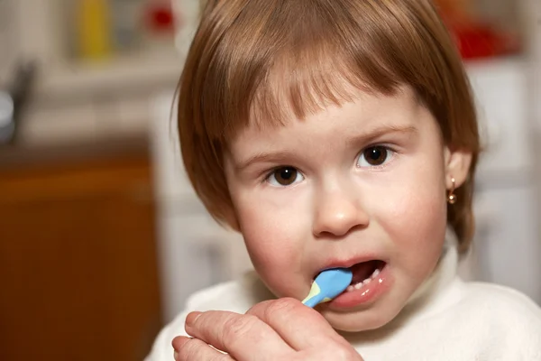 A criança limpa dentes — Fotografia de Stock