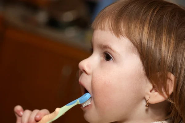  生。孩子清洁牙齿 — 图库照片