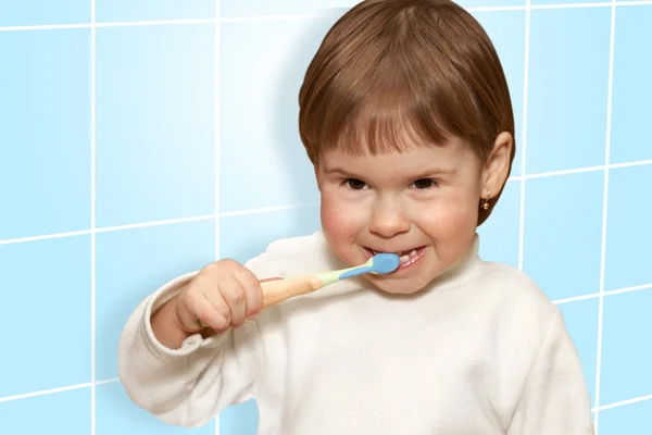 Дитина в синій ванній кімнаті — стокове фото