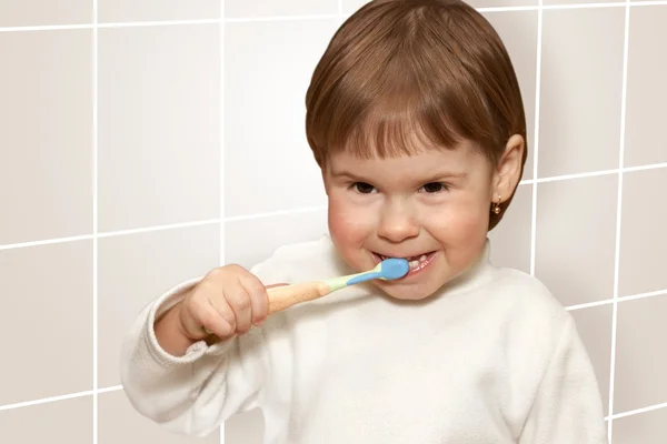 The child in a light bathroom. Hygiene — Stock Photo, Image