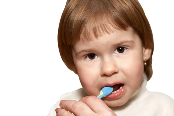 A menina pequena limpa dentes — Fotografia de Stock