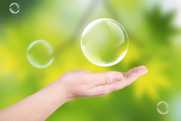 Mýdlové bubliny na palm — Stock fotografie