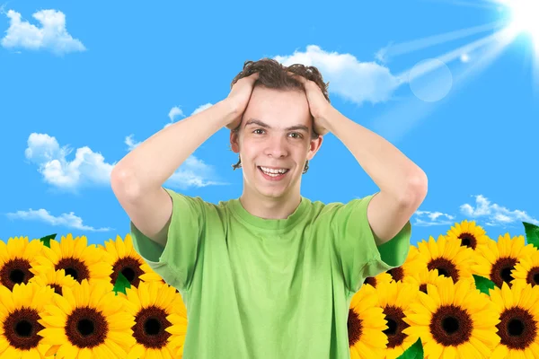 Der Mann in einem Garten. Sonnenblume — Stockfoto