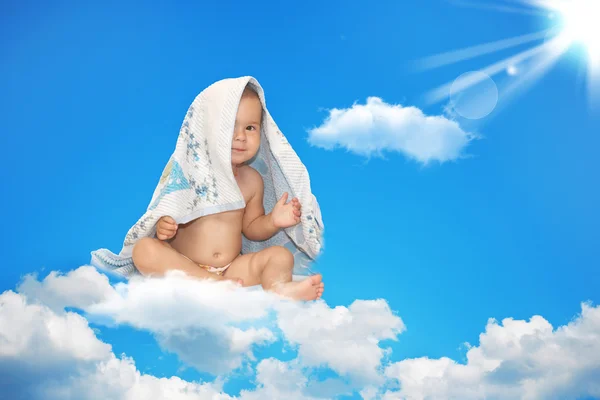 Małe dziecko siedzi na chmurze białe — Zdjęcie stockowe