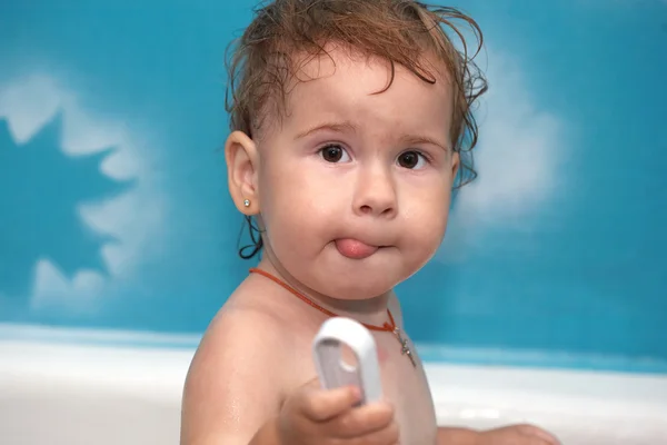 A criança banha-se em um banheiro — Fotografia de Stock