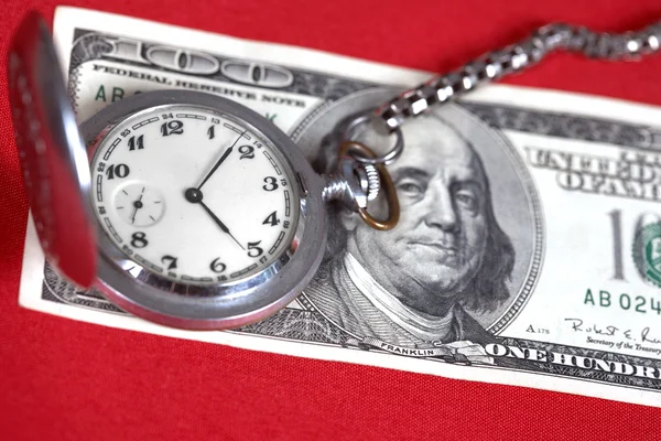 Доллары и часы — стоковое фото