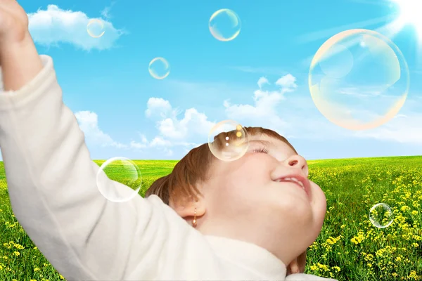 La bambina gioca con le bolle di sapone — Foto Stock