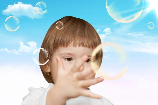 La niña juega con burbujas de jabón — Foto de Stock