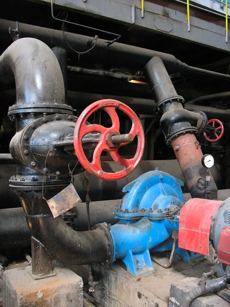 Röda ventilen och elektriska vattenpumpar vid kraftverk — Stockfoto