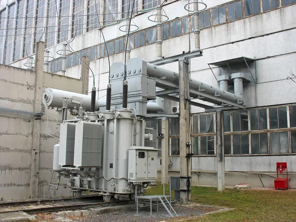 Огромный промышленный высоковольтный преобразователь на электростанции — стоковое фото
