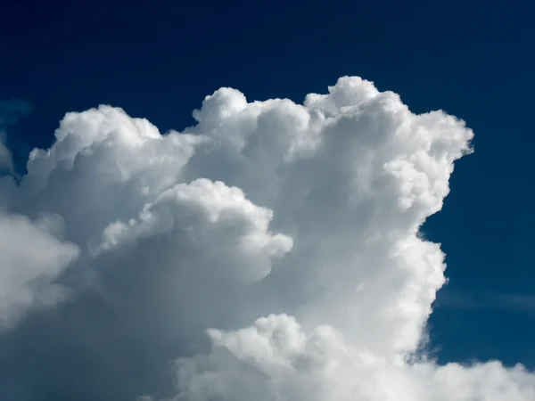 White cumulus cloud over dark blue sky — Stock Photo, Image