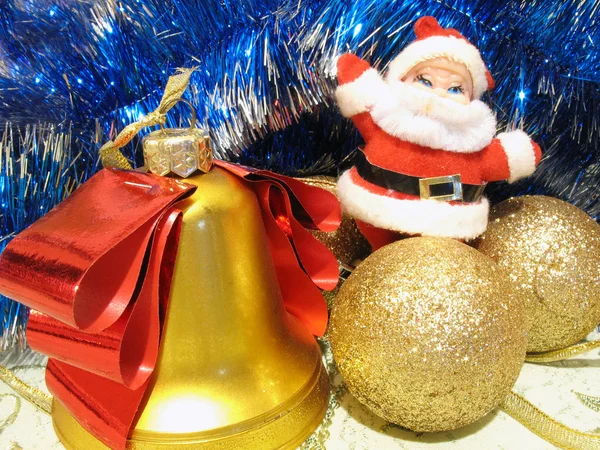 圣诞节与圣诞老人、 响铃和金色灯泡组成 — 图库照片